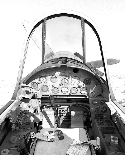 Étude monochrome du cockpit du Corsair F4U, révélant la densité mécanique et l’âme brute de l’appareil à travers un jeu de contrastes précis.