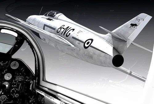 Vue cockpit du Mystère IV en vol, comme à la place du pilote, avec un second appareil évoluant en formation sur l’aile droite. Une scène immersive capturant la précision et l’élégance du vol en patrou