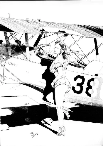 Accoudée au flanc gauche d’un Stearman, l’aviatrice nous fixe en coin,   un sourire à peine esquissé qui oscille entre défi et invitation au vol.   Sa posture détendue, l’épaule contre la toile et le 
