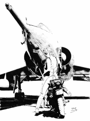 Still in the saddle, one foot resting on the ground, the pin‑up keeps her helmet on and turns toward us with a look that’s both serious and irresistibly alluring. With the Mirage IV behind her, she se
