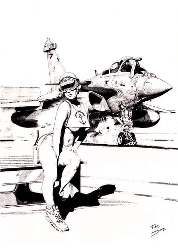 Casquée, lunettes de protection sur le visage, la pin‑up fixe le spectateur avec un sérieux presque professionnel.   Devant le Rafale Marine prêt au catapultage, on devine pourtant une pointe de malic