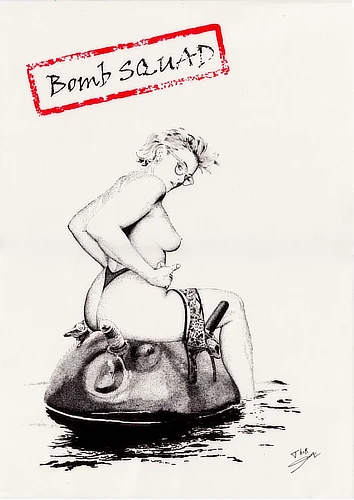 Une naïade mutine, assise avec une élégance désarmante sur une mine marine, ajuste délicatement son string tout en fixant le spectateur d’un regard sûr d’elle. Entre sensualité assumée et tension expl